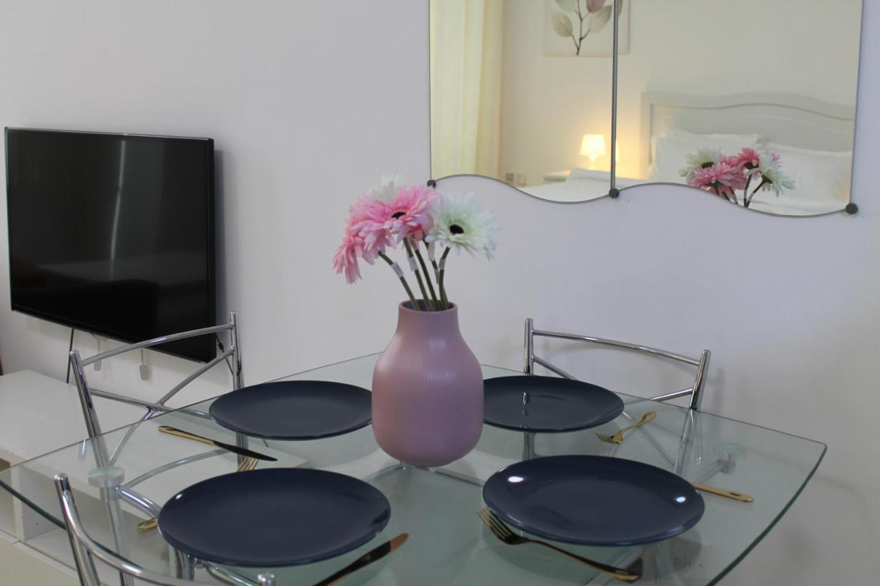 Bright, Spacious And Cozy شقة دبي